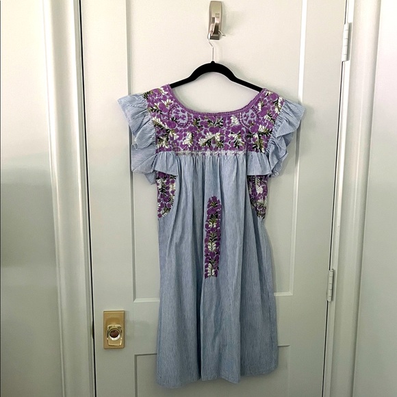 Great game day dress or running errands! Comfy with gorgeous embroidery - Picture 1 of 4